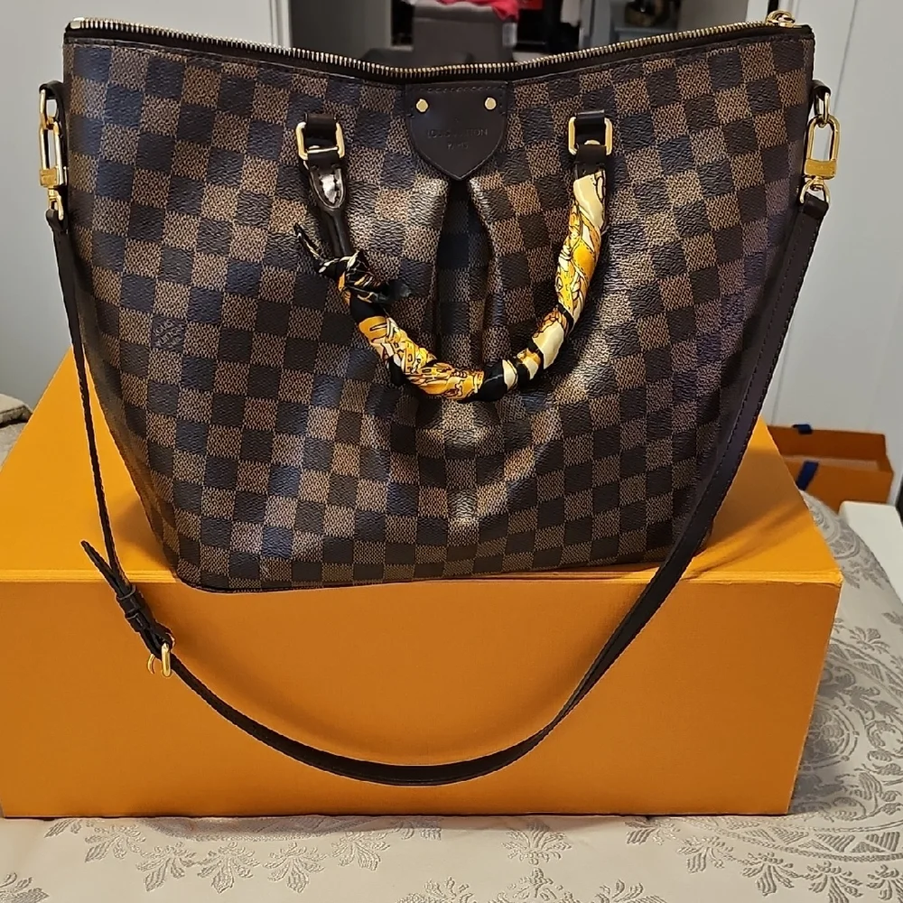Authentic Louis Vuitton Siena GM Tote - Picture 2 of 9
